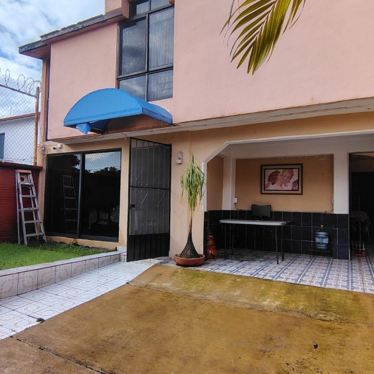 Bonita Casa en Civac, Jiutepec, 4 recamaras, un baño completo, medio baño en planta baja, cocina integral, dos lugares de estacionamiento 